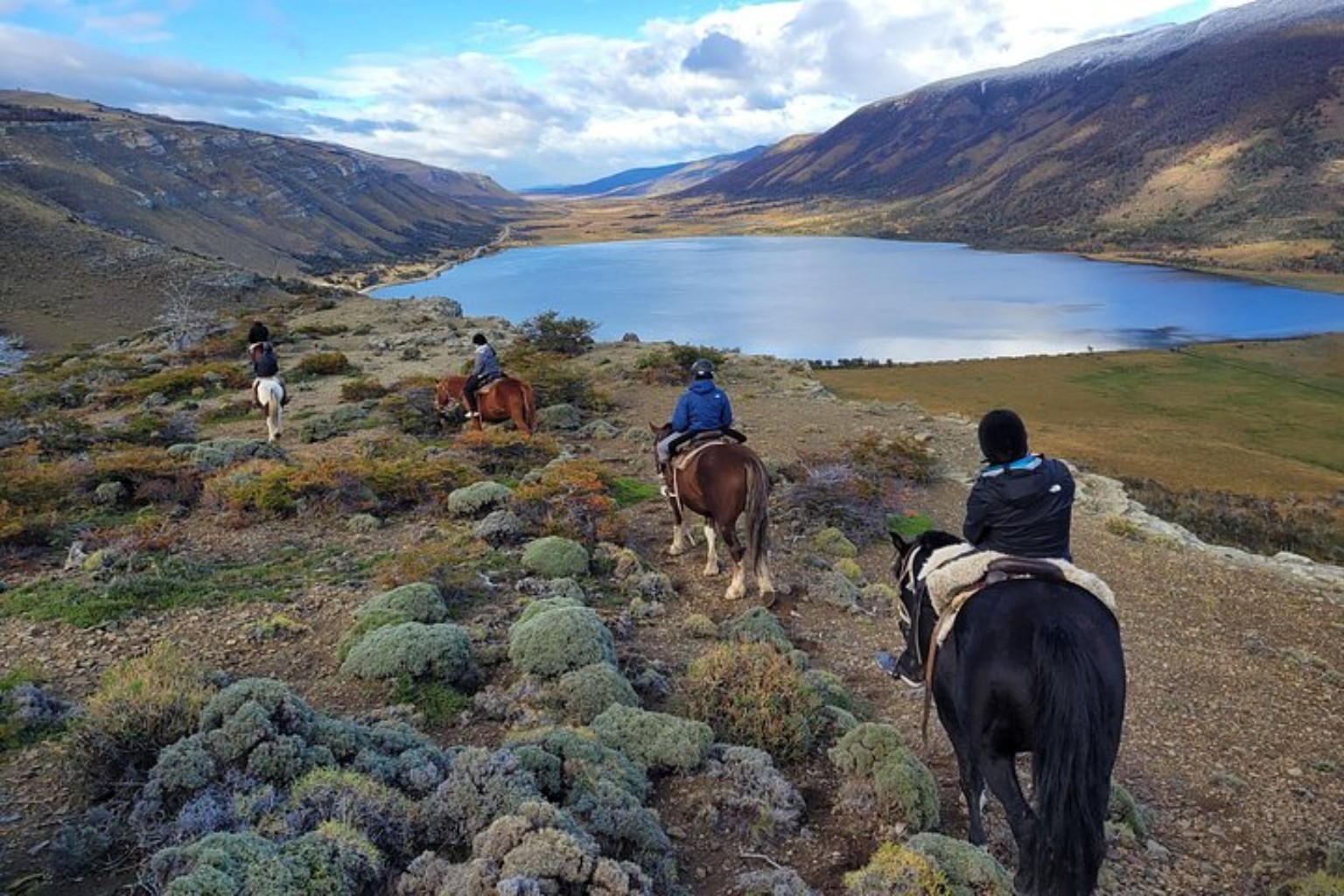 Cabalgata con vista a Laguna Figueroa