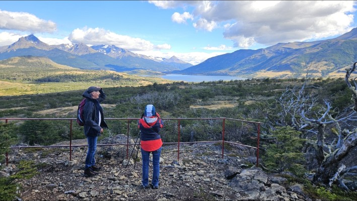 Pasajeros en un mirador de Rupestre Patagonia